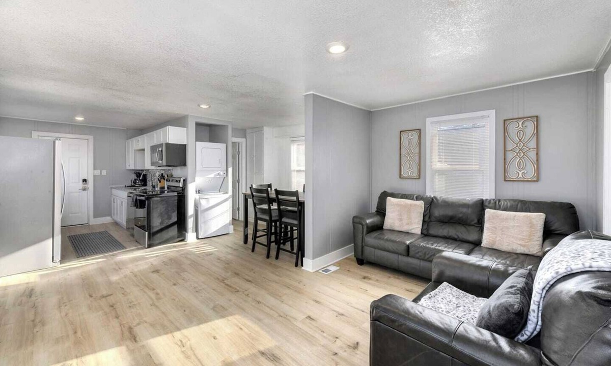 Sugar Creek House | Clean, quiet 2BR home with utilities included and fast WiFi. Comfortable setup with open surroundings and easy access to downtown Kansas City (about 15 minutes). Ideal for short stays, work trips, or a simple, reliable place to unwind.