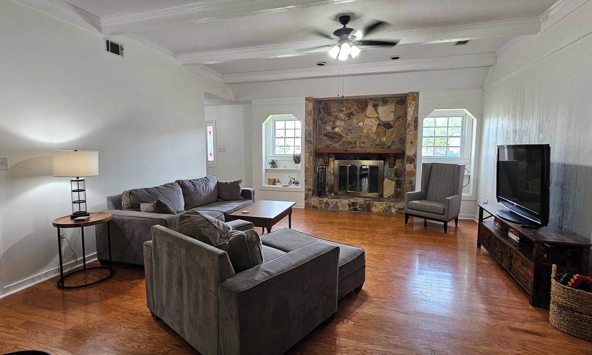 Warner Robins House | Clean, Safe, and Convenient with Ping Pong and FirePit 3 bedroom sleeps 6