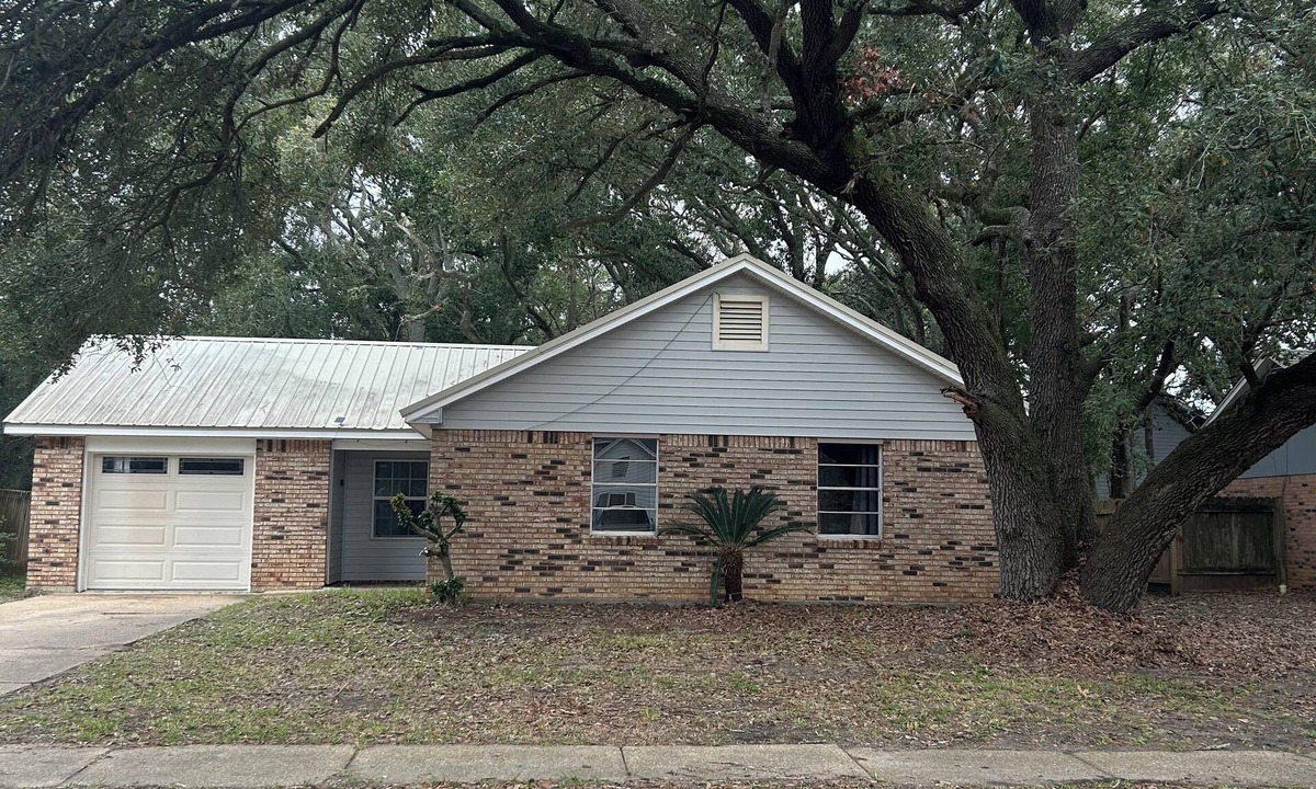 Kreole House | Clean, Spacious, 3BR 1.5BA, Near Shipyards, Chevron, Beach, Casinos, Fenced yard