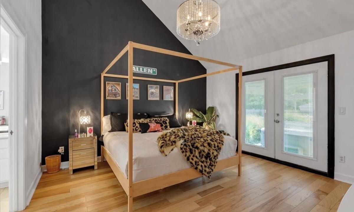 Blasdell House | Clean,Spacious,Newly Updated with Jacuzzi, BarShed. Thoughtfully Decorated!