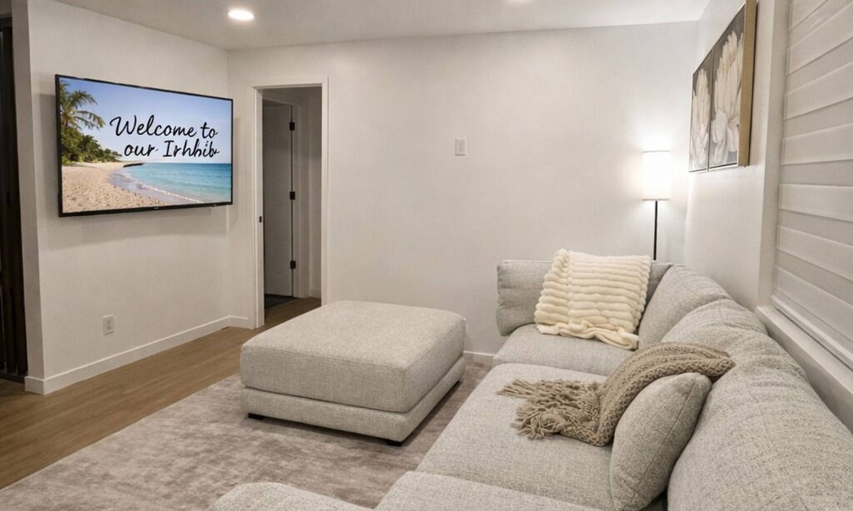 Fairmount Park House | Clean Stylish 3BR w/Parking Near Beach & mins to downtown