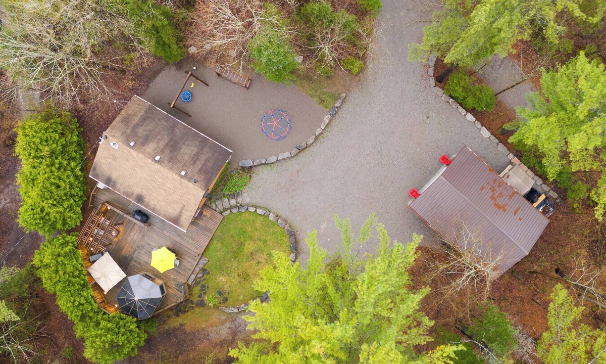 Irondale Cabin | Clear Bay Cabinn Pet friendly log cabin, private 1.3 acres beach 4 min. drive.
