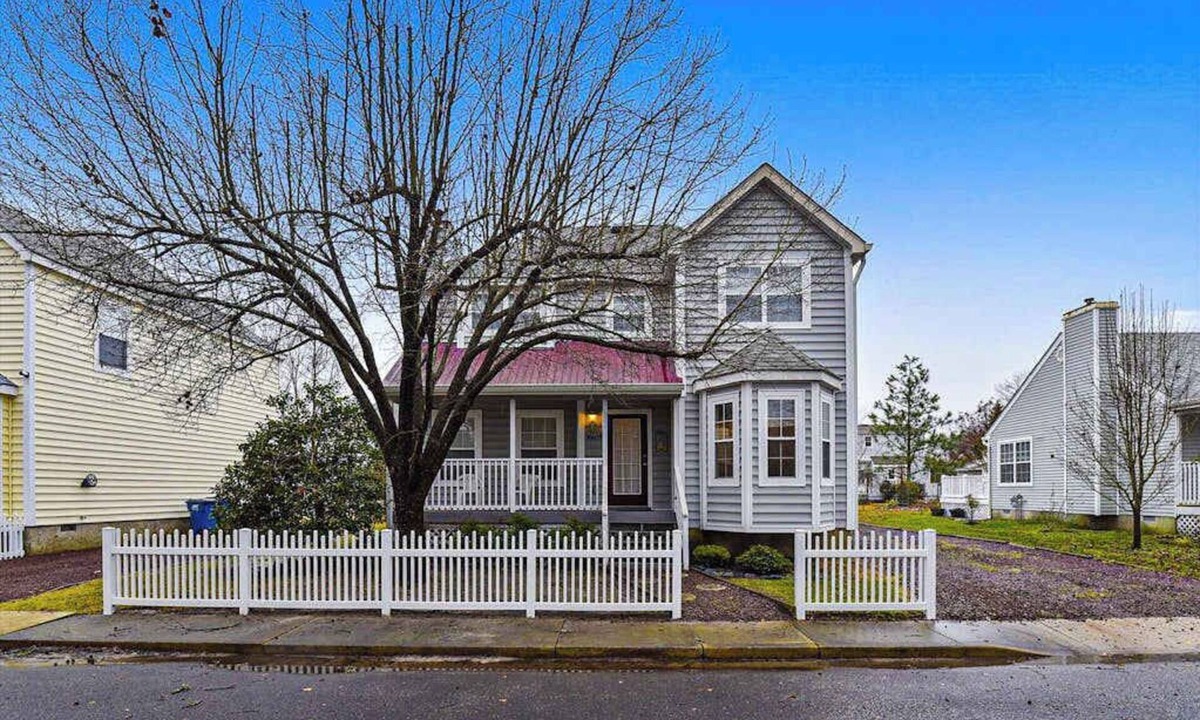 Clearwater House | Clear Water Home Close to the Beach w/Shared Pool, Private Washer/Dryer