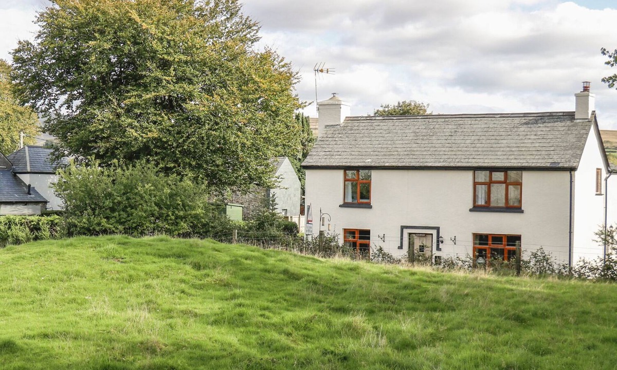 Lydford Cottage | CLEARVIEW, pet friendly, with open fire in Lydford
