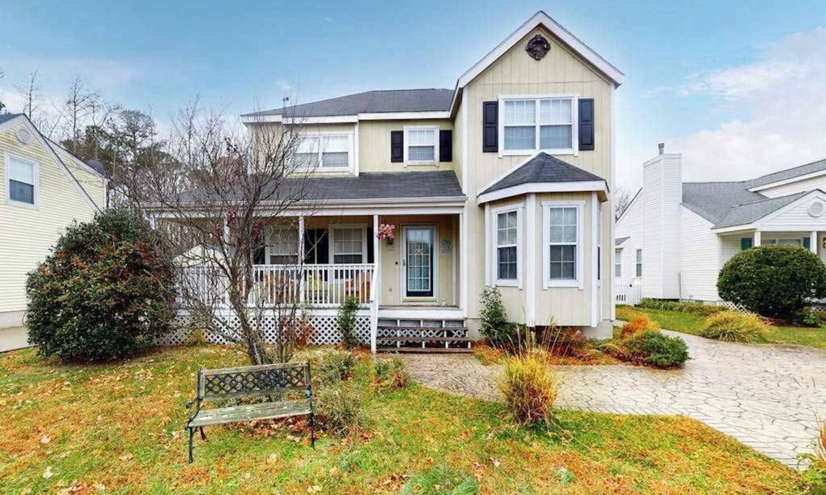 Clearwater House | Clearwater Home, perfectly located w/Shared Pool, Private Washer/Dryer, & WiFi