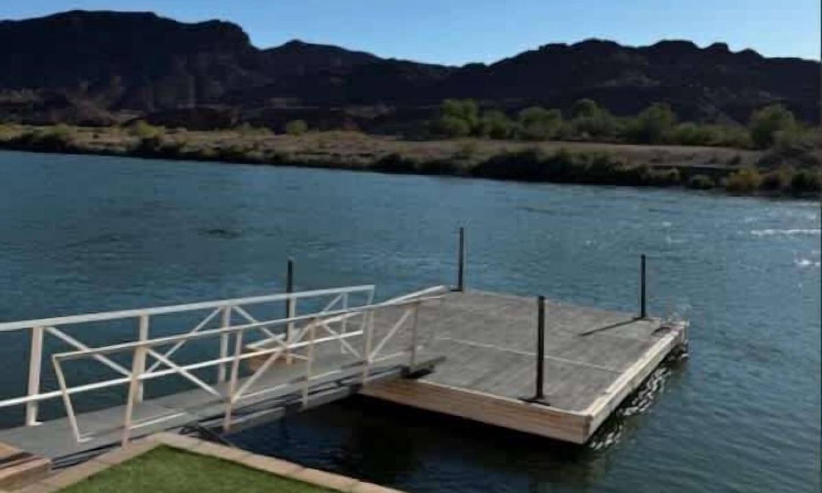 Parker Strip House | Cliff Hanger, River access with dock