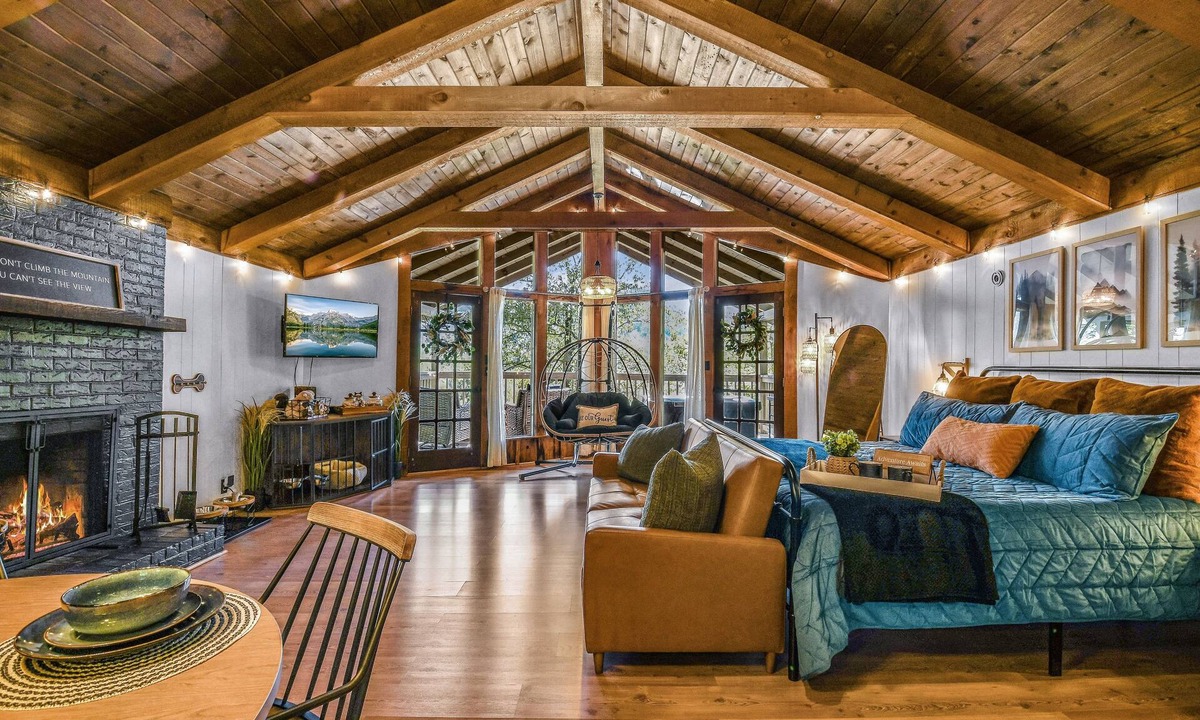 Townsend Cabin | Cliff Haven 1 Bedroom Cabin by RedAwning
