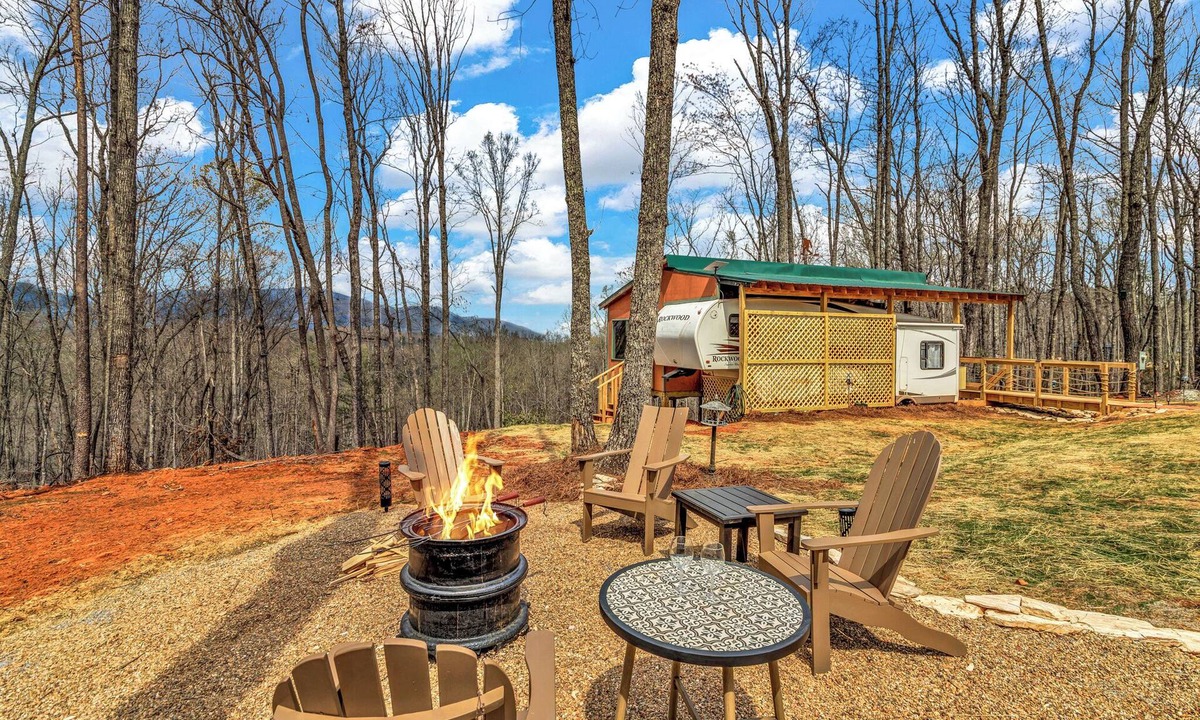Old Fort House | Cliff's Place - Camper w Deck, Mtn Views, Fire Pit