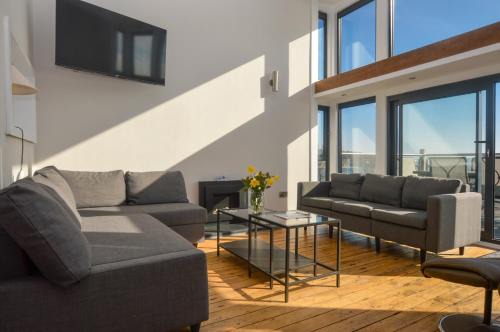 Wemyss Bay House | Cliff Top - Bubbling Springs