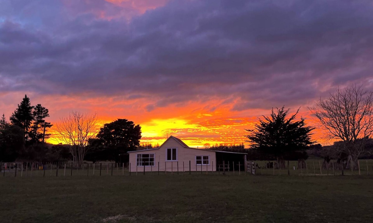 Kiwitea Cottage | Cliff Top Cottage just off SH1