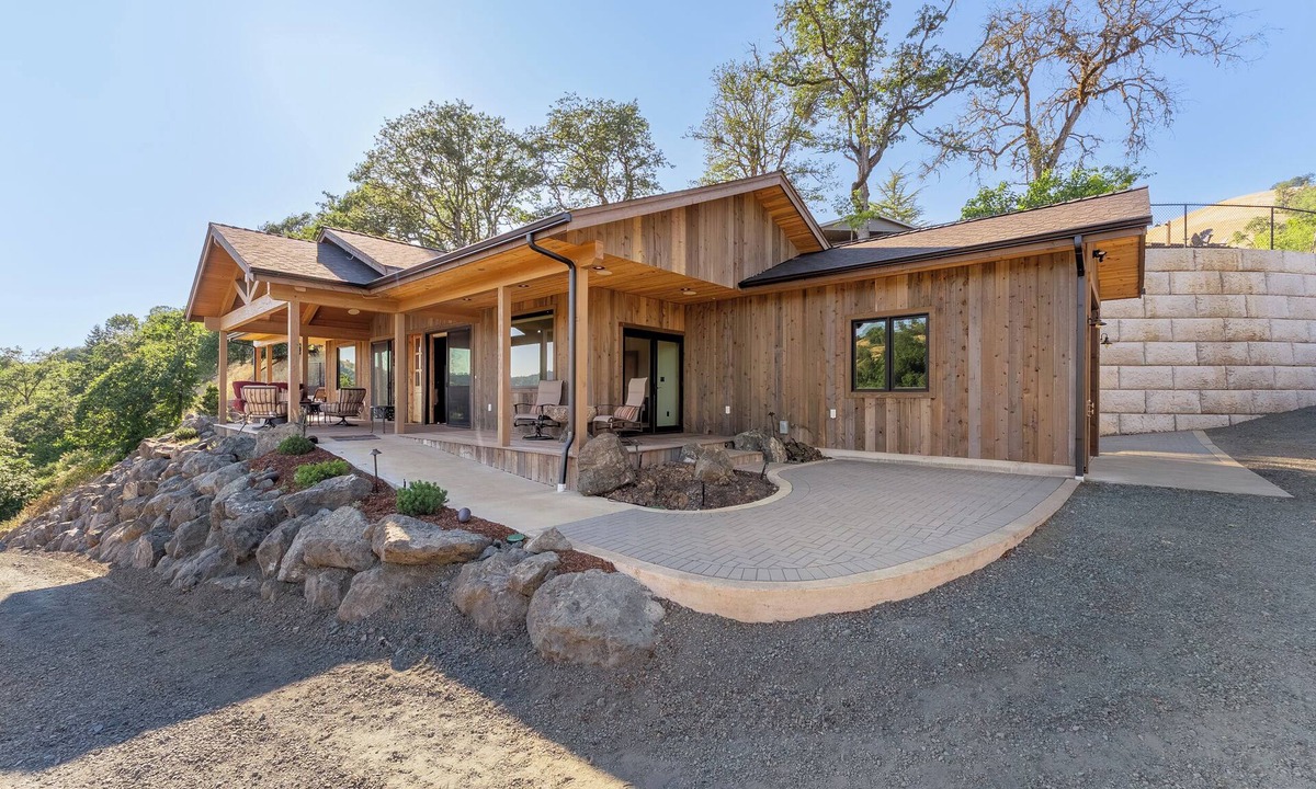 Roseburg House | Cliffhouse Hideaway - Romance, Views & Serenity