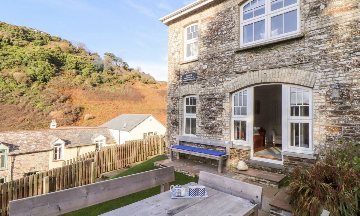 Trebarwith Strand Cottage | Cliffside