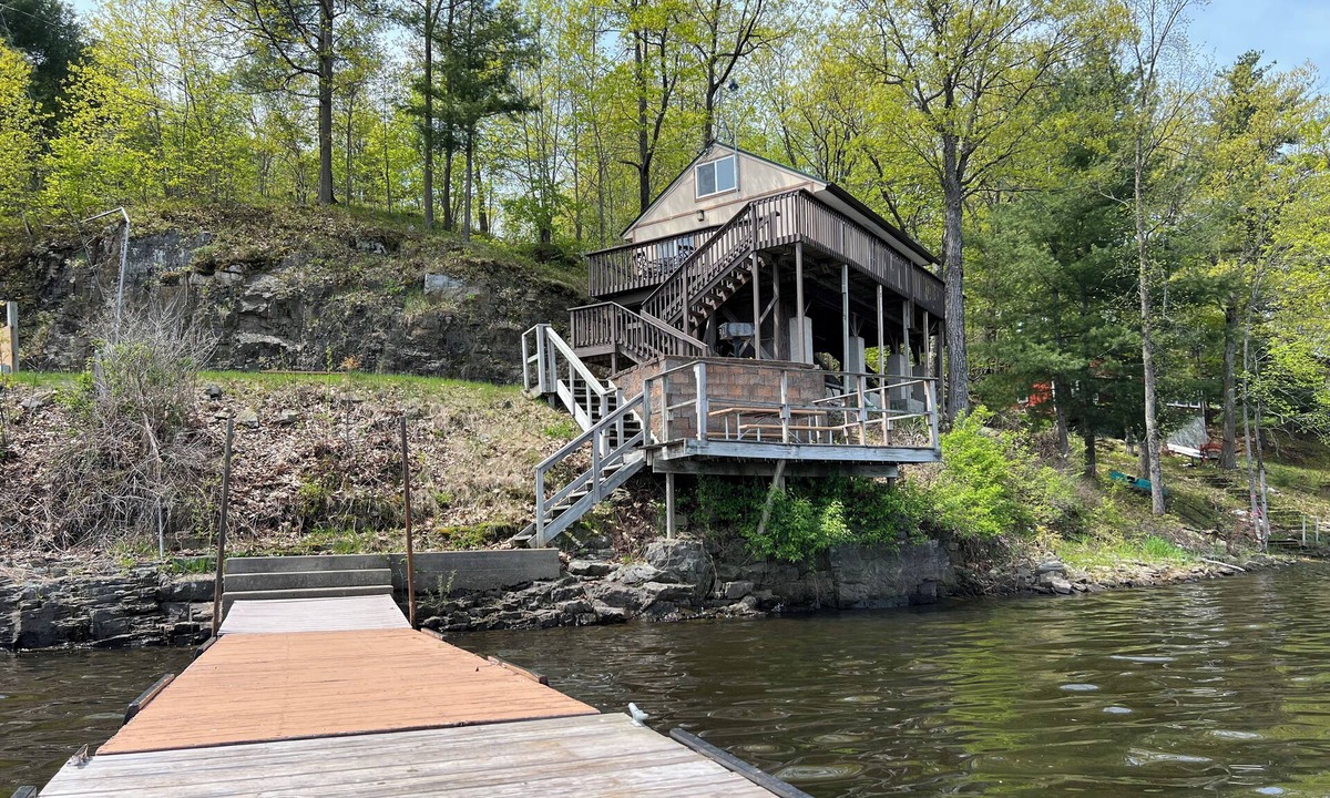 Hammond Cabin | Cliffside Hideaway-Renovations & upgrades coming!