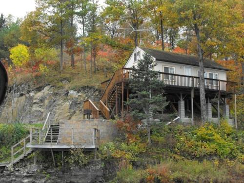 Hammond House | Cliffside Hideaway-Renovations & upgrades coming!