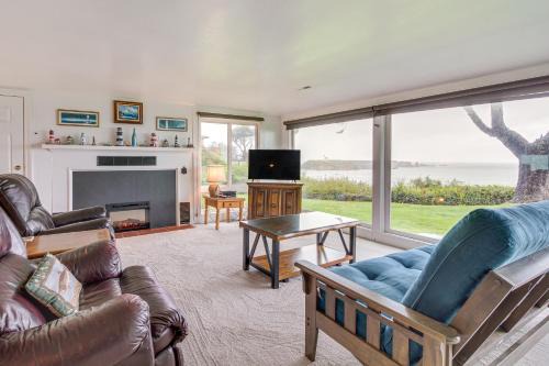 Coos Bay House | Cliffside Lighthouse Beach Home with Ocean View