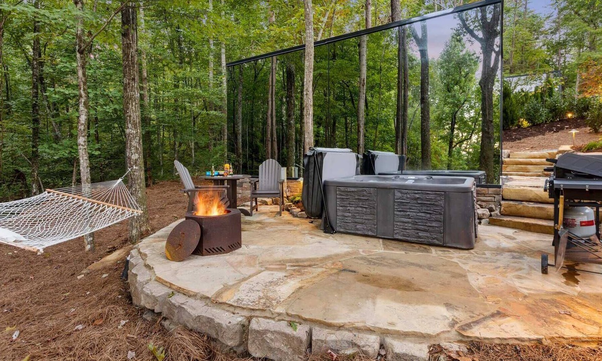 Lupton City Cabin | Cliffside Mirror Cabin