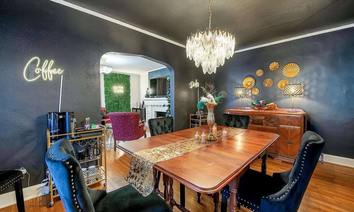 College Hill House | Clifton Corner: Art Deco charm in College Hill. Walk to the park, dining & shops. 2 king beds.