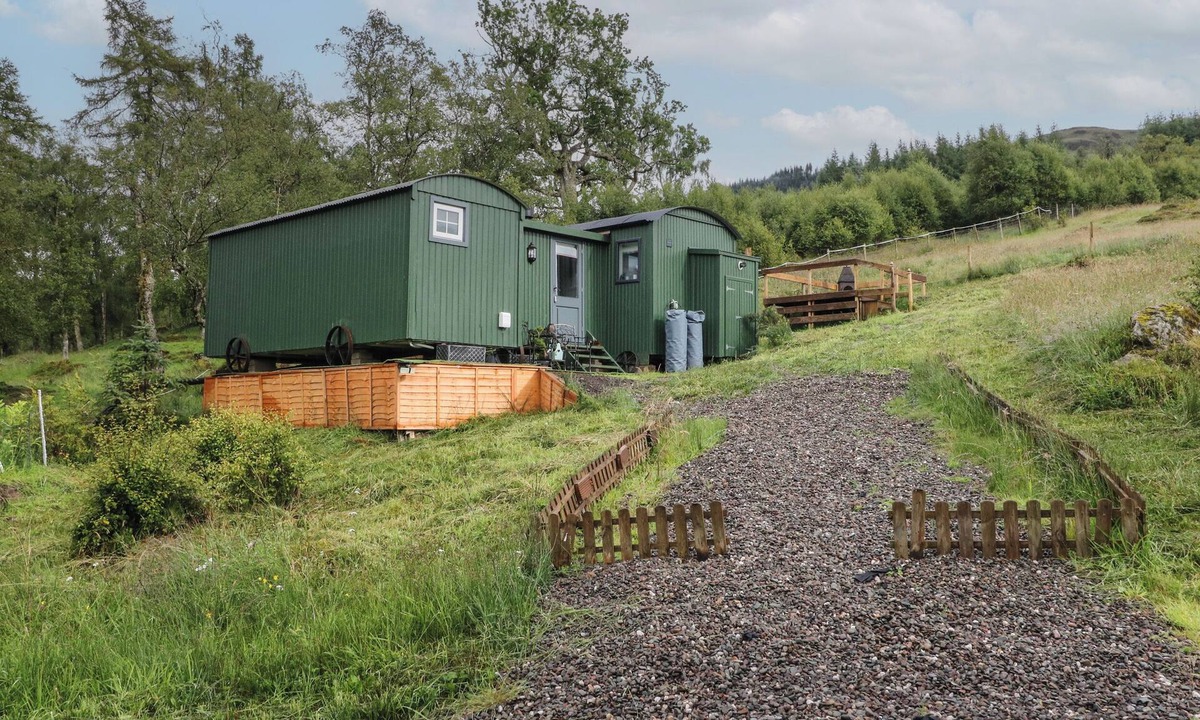 Balquhidder Cottage | CLIONADH SHEPHERDS HUT, pet friendly, with open fire in Strathyre