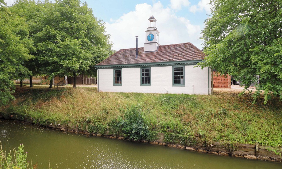 Stowmarket Cottage | CLOCK TOWER, pet friendly, with open fire in Stowupland
