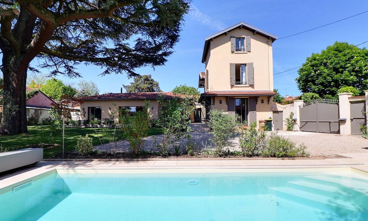 Vernay House | Clos du Cèdre - High-End Family Home with Spacious Garden, Pool, Parking