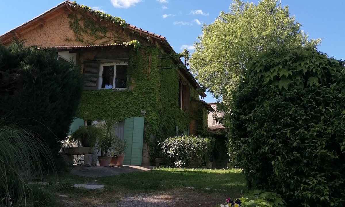 Aiguerelles House | Clos Jeanne the countryside in town.