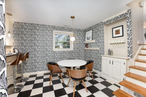 SouthPark House | Close 2 Southpark Pet Friendly w Fenced-In Yard