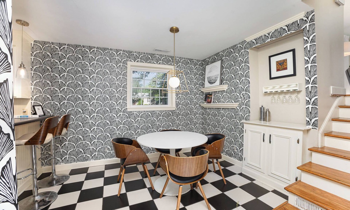SouthPark House | Close 2 Southpark Pet Friendly w Fenced-In Yard