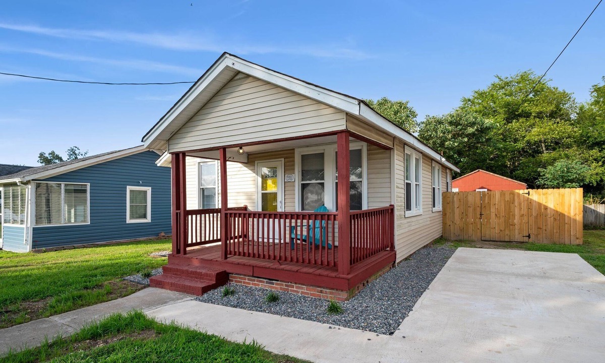 Buckroe Beach House | Close Beach Access - 150 Yards to Fishing Pier!