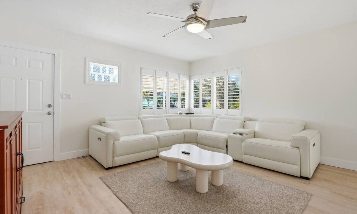 Bayview House | Close by the water and parks