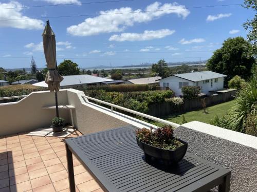 Te Atatu South Apartment | Close motorway, free breakfast, Fabulous views, selfcontained