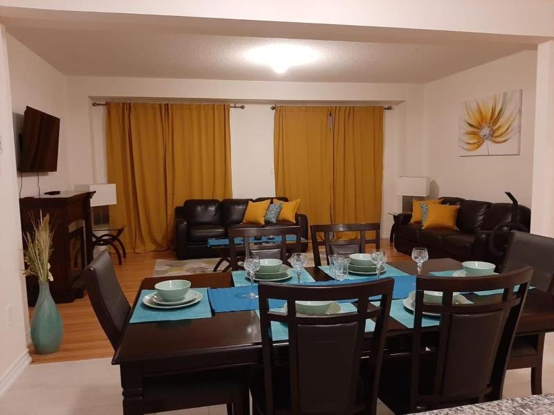 Bowmanville House | Close Property