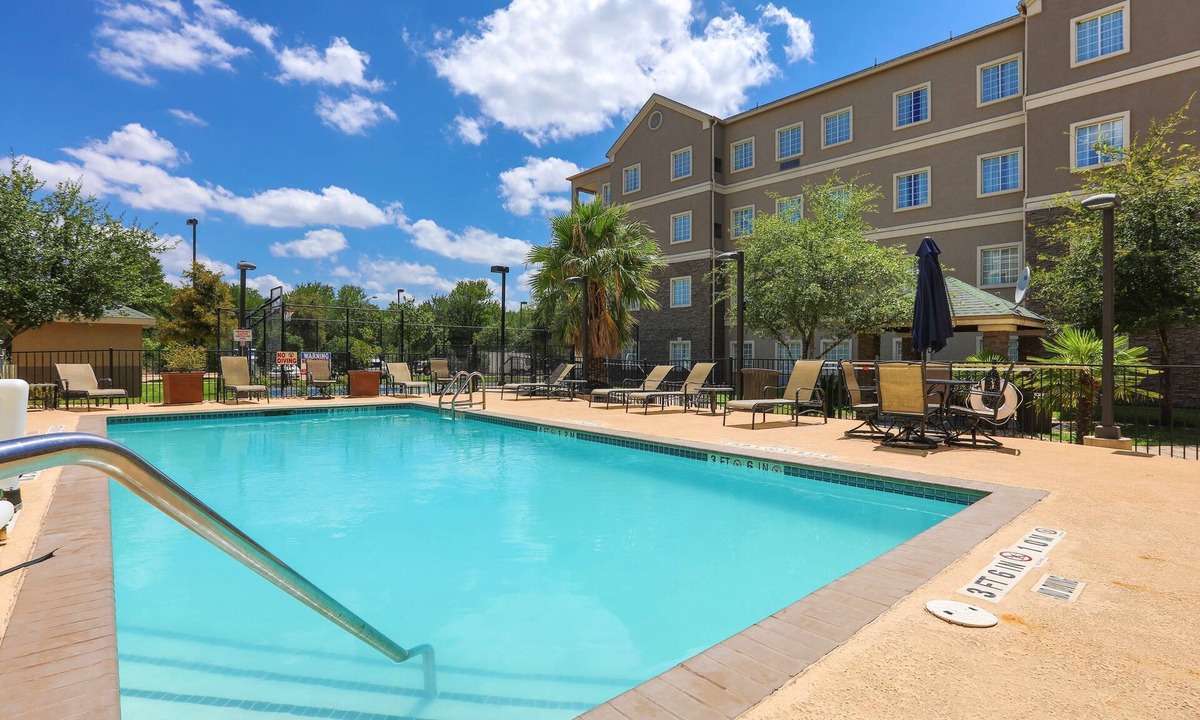 Montopolis Apartment | Close to Austin Airport | Free Breakfast + Outdoor Pool + Free Wi-Fi