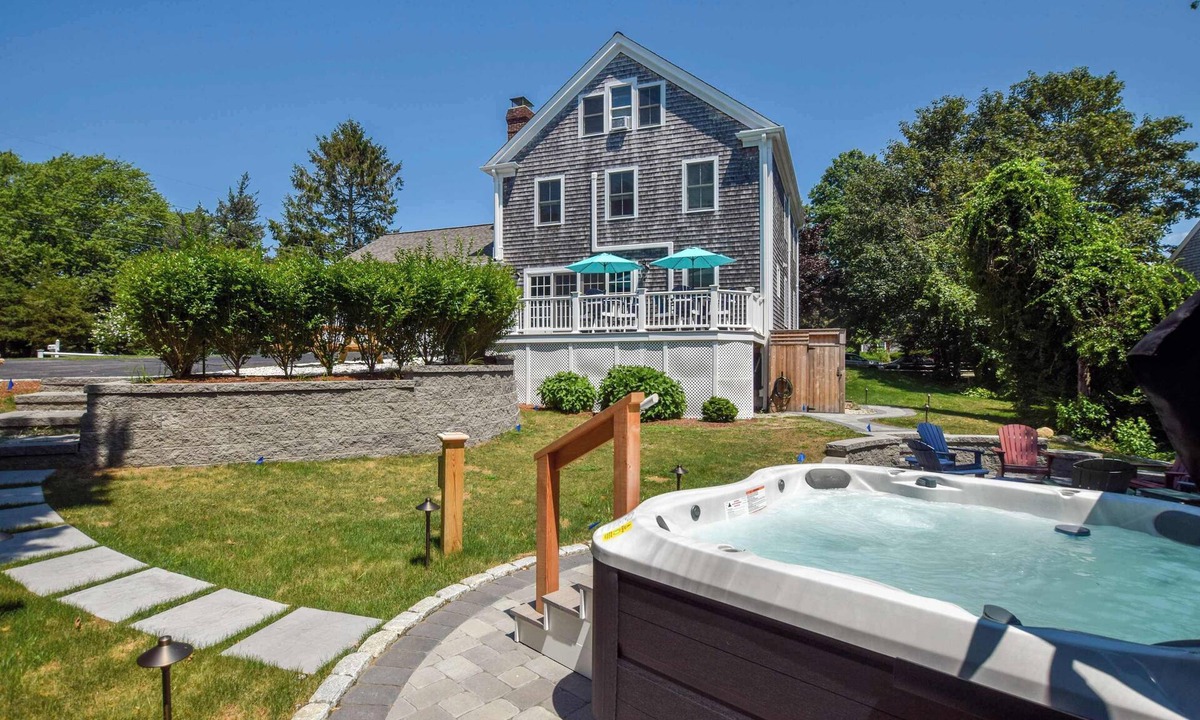 West Dennis House | Close to Beach, Fire Pit, and Hot Tub!