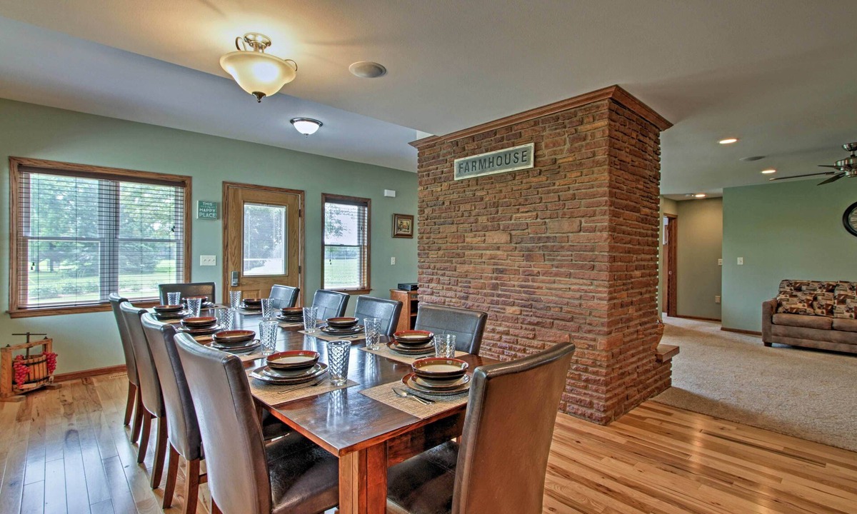 Mauston House | CLOSE TO CASTLE ROCK LAKE AND WI DELLS! GREAT FOR GROUPS OR MULTIPLE FAMILIES