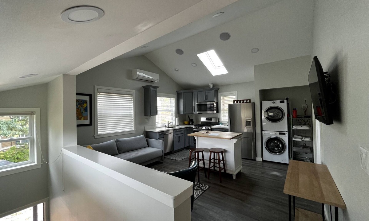 Windermere Apartment | Close to Children's hospital, parks, trails and UW, 1 bed/1 bath