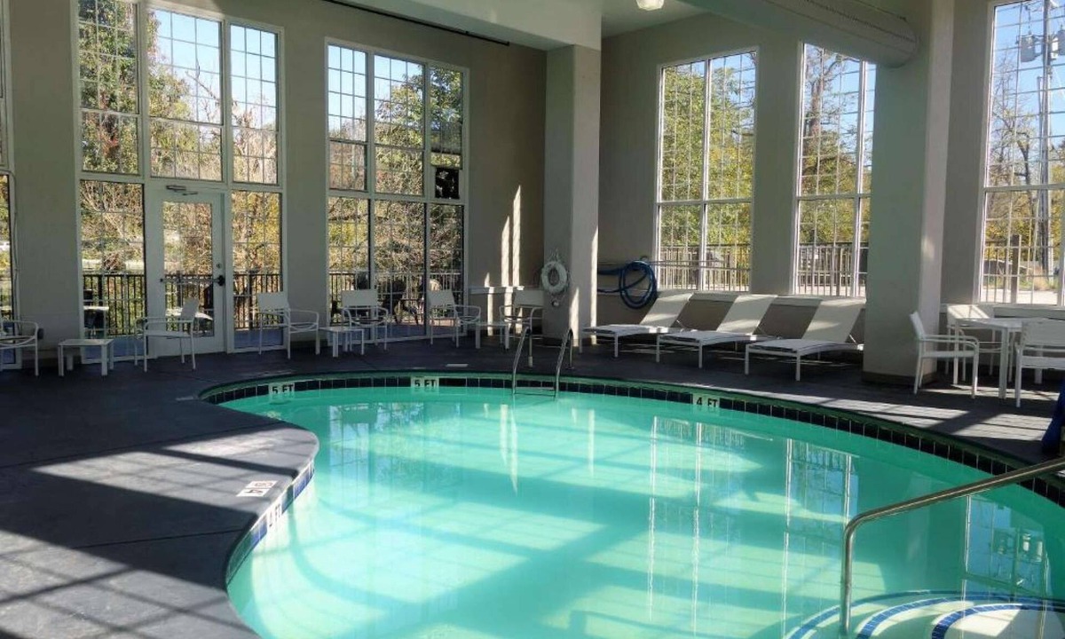 Pigeon Forge Hotel | Close to Dollywood | Free Parking + Breakfast