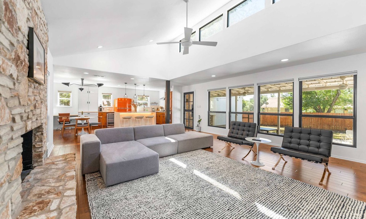 Oak Forest House | Close to Domain DT Shopping Chic Serene 3BR