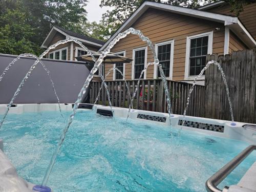 East Side House | Close to Downtown, 11-Person Swim Spa-Hot Tub, 75" TV 4 Movie Nights, Spacious, Walk To Restaurants, Ping Pong