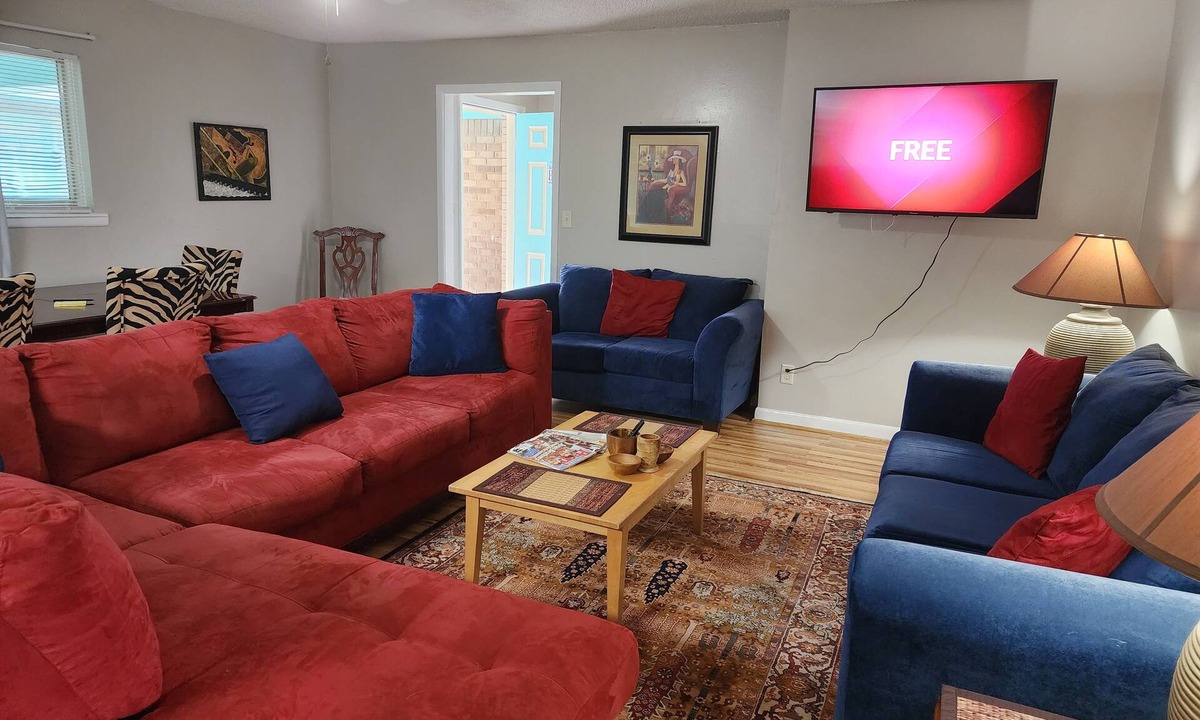 South Pensacola House | Close to Downtown, Beaches and Naval Base.