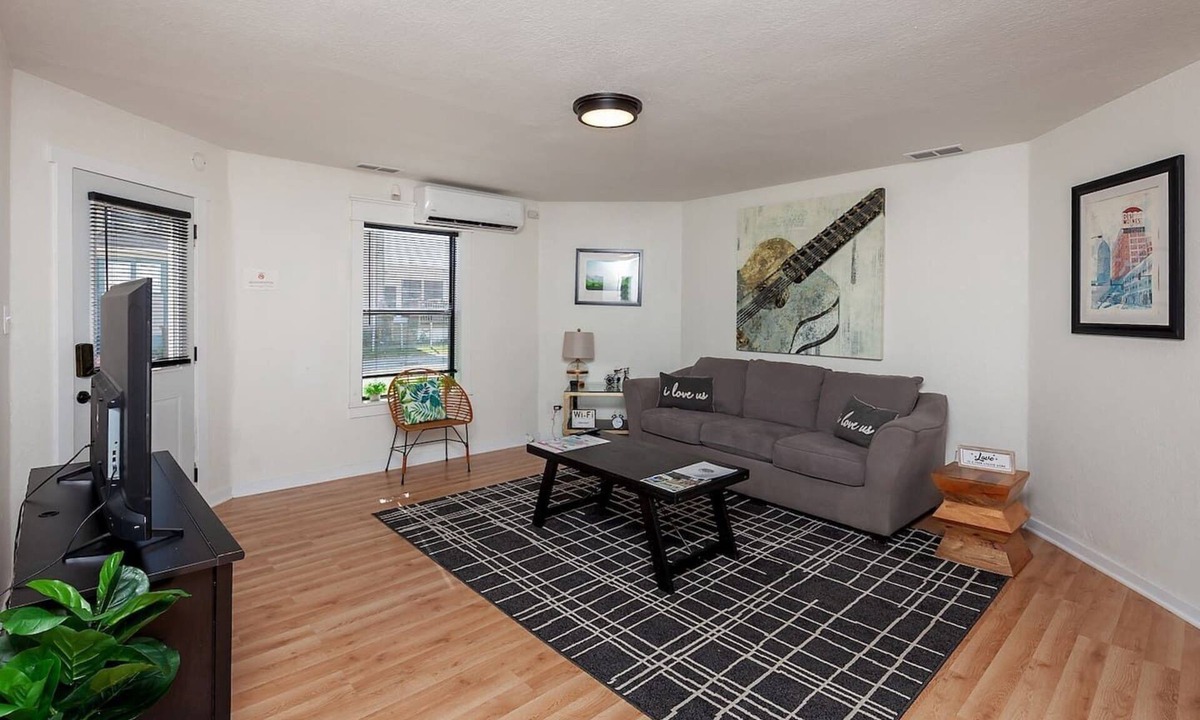 Des Moines House | Close to Downtown~Fun Backyard~Pet Friendly~2 BDRM