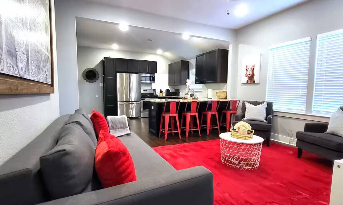 Greater East End House | Close to Downtown/King Bed/Fast Wi-Fi/Smart TV's