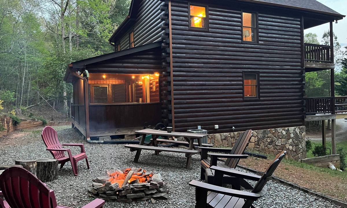 Blue Ridge Cabin | Close to downtown, walk to lake. Huge outdoor deck. Spring specials.🌸🌺