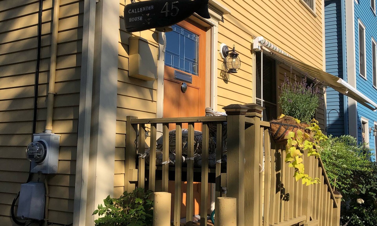 Off Broadway Apartment | CLOSE to everything/Private Bath!