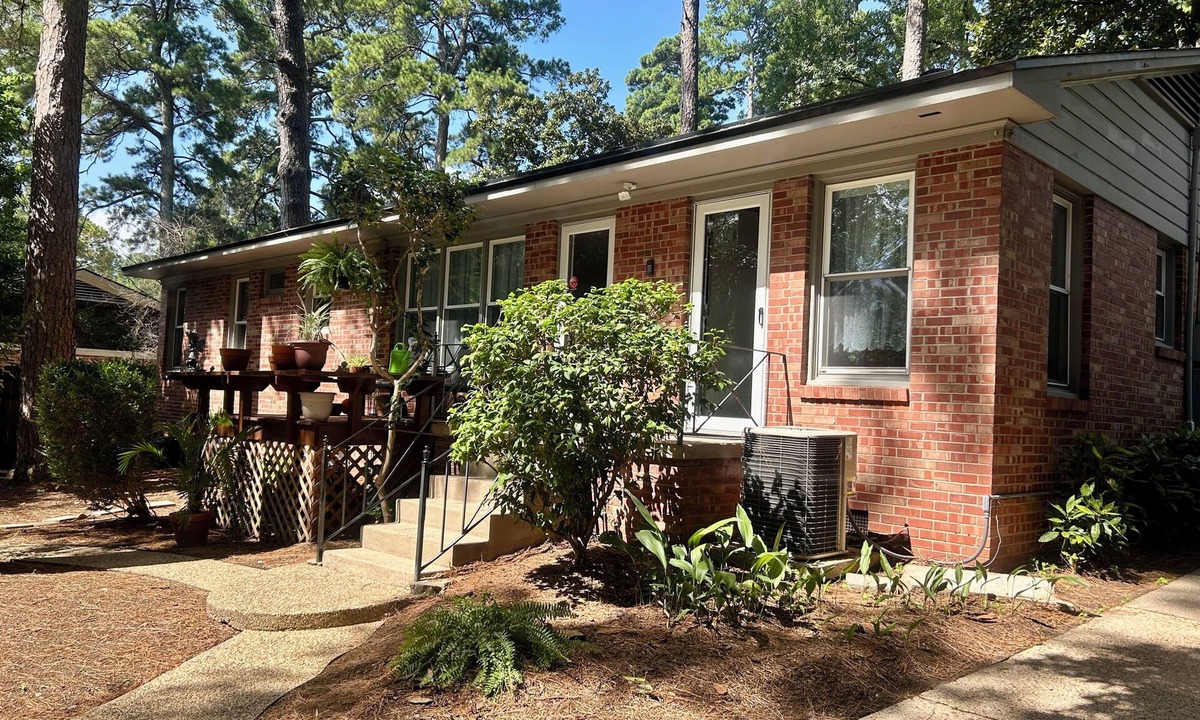 Springlake House | CLOSE TO HOSPITALS & NORTON ART GALLERY- VERY NICE 2 BDRM/2 BATH HOME W/BIG YARD