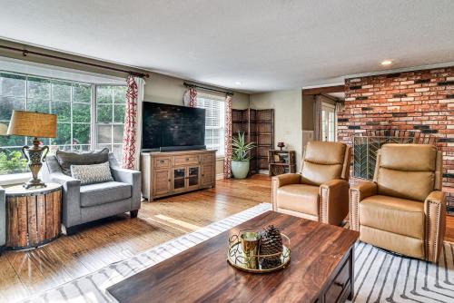 Aloha House | Close to Intel/Nike: Large Family Home w/Hot Tub