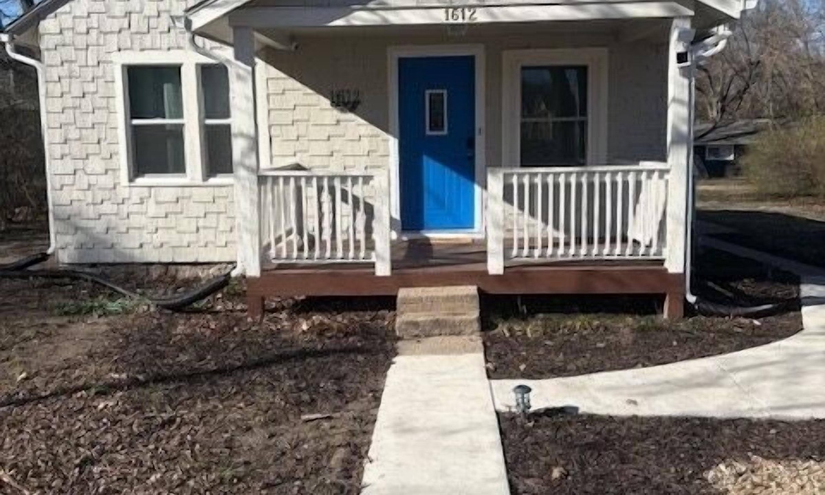Lawrence House | Close to KU & Mass, ample off street parking, fire pit and backyard