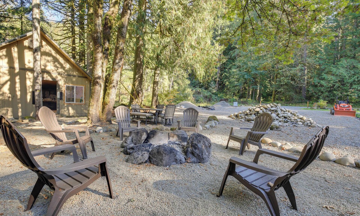 Government Camp Cottage | Close to Mt Hood Skibowl: Retro Rhododendron Cabin