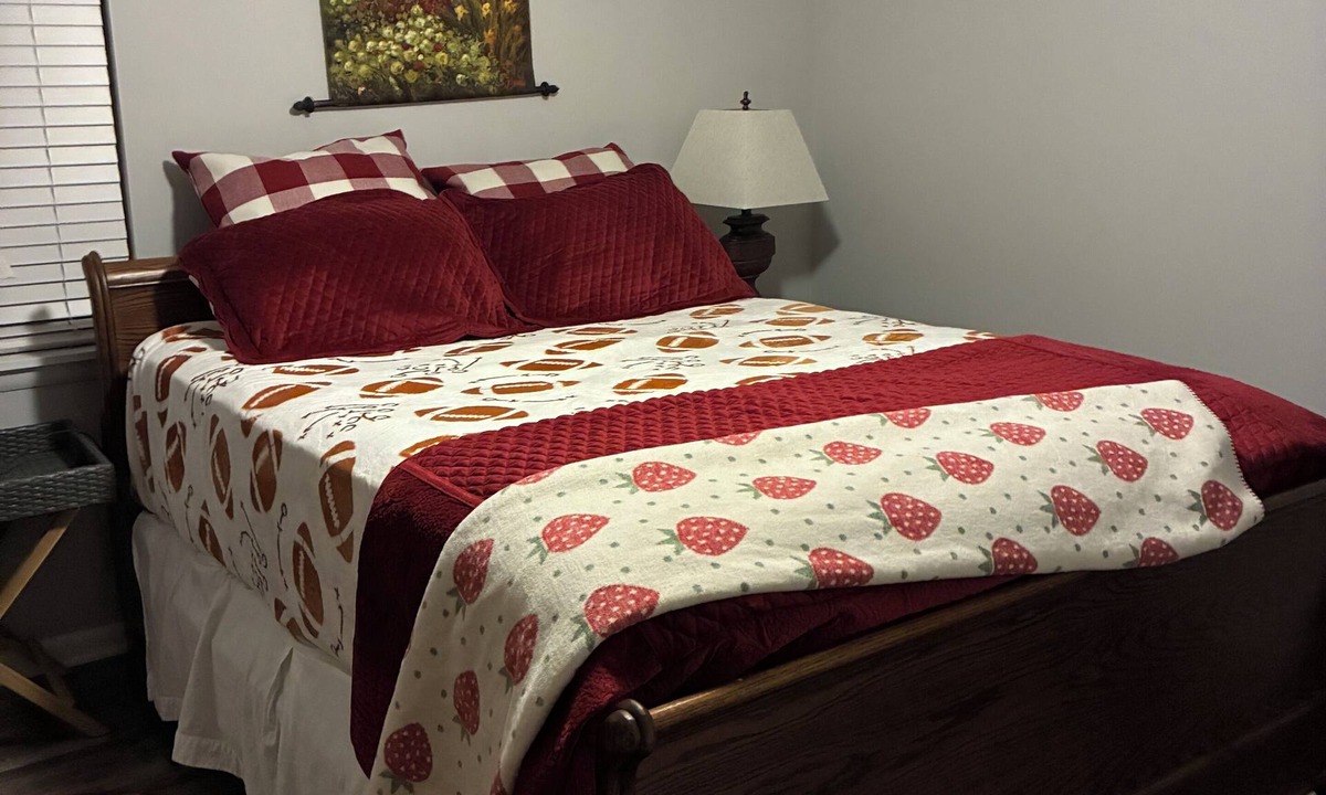 Shawnee House | Close to OU,OBU,TinkerAFB,beautiful3 bed 2 bath,large fencedback yard.Yestopets!