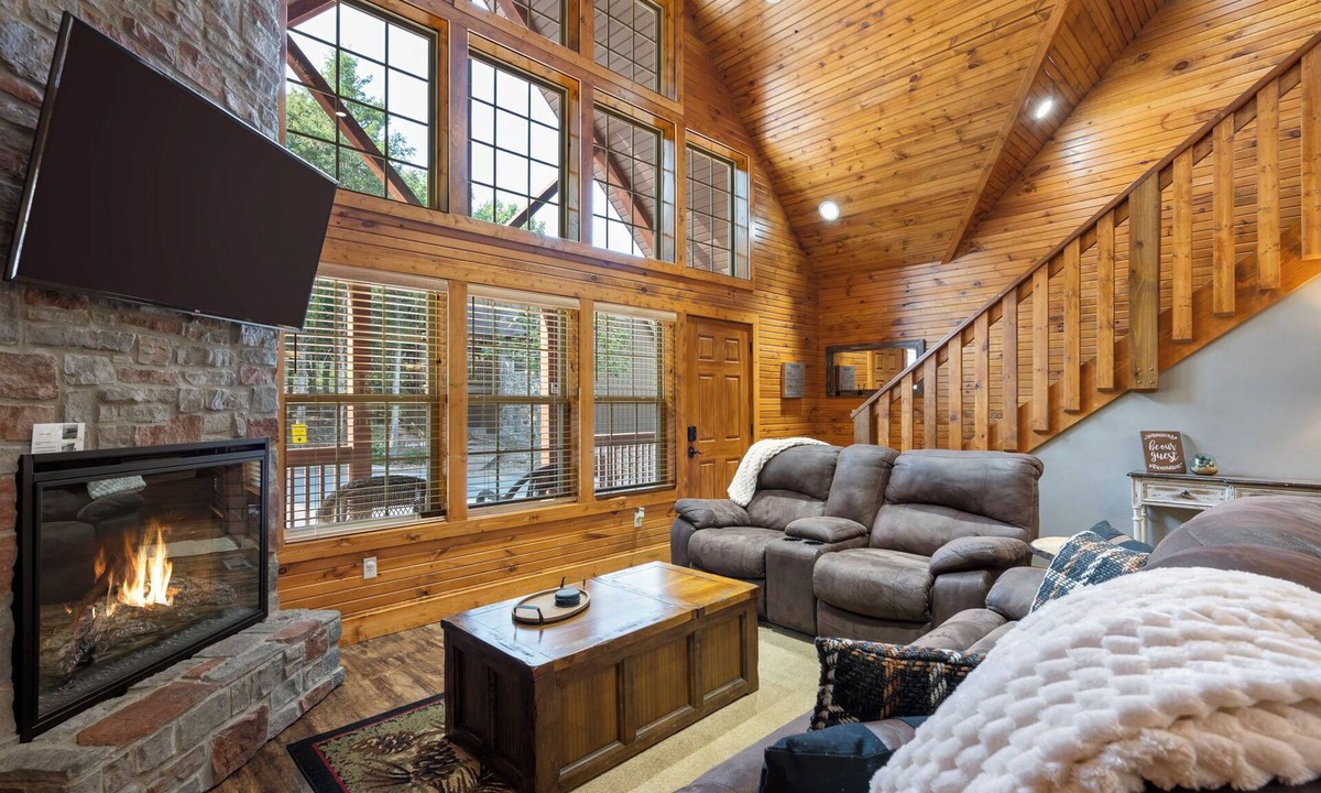 Reeds Spring House | Close to Outdoor Pool, Jetted Tub, Rustic Lodge!