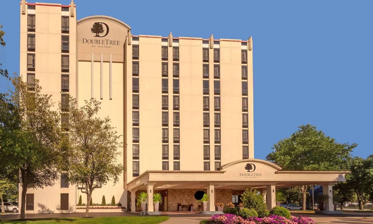 Primos Secane Hotel | Close to PHL Airport + Dining. Pool. Free Shuttle.